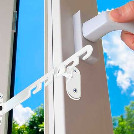 Детский замок на пластиковом окне